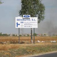 Valla publicitaria o cartelera, así como cartel de obra  panelable y rotulada con vinilo. Seviauto Ford Sevilla