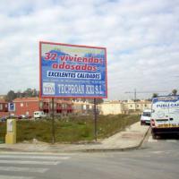 Valla publicitaria o cartelera, así como cartel de obra  panelable y rotulada con vinilo. Tecproan Coria 4x3 Sevilla