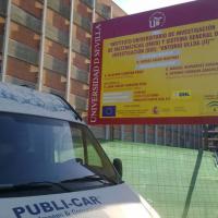 Valla publicitaria o cartelera, así como cartel de obra  panelable y rotulada con vinilo.  Universidad de Sevilla