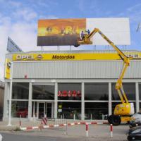 Valla publicitaria o cartelera, así como cartel de obra  panelable y rotulada con vinilo. Valla 12x4 mts Opel Motordos