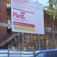 Valla publicitaria o cartelera, así como cartel de obra  panelable y rotulada con vinilo. Valla Pan E Catosan Dos Hermanas Sevilla