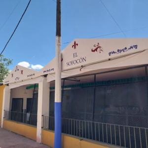 Rotulación de frente fachada en vinilos especiales al exterior. Pañoleta de Caseta de Feria en Dos Hermanas Sevilla.