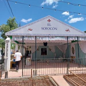 Rotulación de frente fachada en vinilos especiales al exterior. Pañoleta de Caseta de Feria en Dos Hermanas Sevilla.