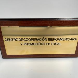 Rótulo cartel con metopa de madera y latón fresado en bajo relieve y patina de tinta. Para El Centro de Cooperación Iberoamericana y promoción Cultural. de Sevilla.