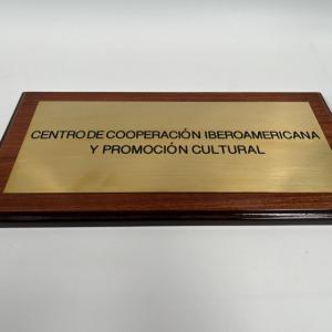 Rótulo cartel con metopa de madera y latón fresado en bajo relieve y patina de tinta. Para El Centro de Cooperación Iberoamericana y promoción Cultural.