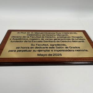 Rótulo cartel con metopa de madera y latón fresado en bajo relieve y patina de tinta. Para la Facultad de Derecho, de la Universidad de Sevilla.