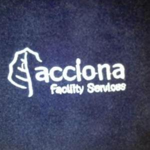 Bordado de Vestuario Laboral para Acciona Service. Servicio integral de Centros Comerciales. Sevilla