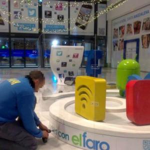 Colocación de mampara protectora en metacrilato. Centro Comercial El Faro Badajoz. Trabajo realizado para Acciona Facility Services 