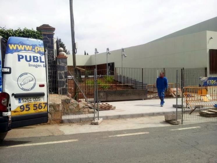 Rótulo Cartel Piscina cubierta Municipal de Constantina Sevilla Junta de Andalucía