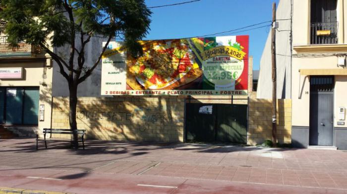 Valla publicitaria o cartelera, así como cartel de obra  panelable y rotulada con vinilo. Iguanas Ranas Sevilla