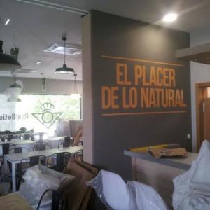 Rotulación de fotomurales en vinilo. Cafetería Ciudad Deportiva del Real Betis Balompiés