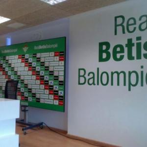 Rotulación de fotomurales en vinilo. Ciudad Deportiva del Real Betis Balompiés