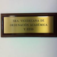 Rótulo cartel con rotulación Placa latón grabada en bajo relieve + tinta, sobre peana de madera, para Universidad de Sevilla