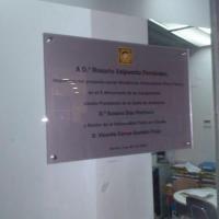 Rótulo cartel con rotulación Placa para La Universidad Pablo de Olavide. A la memoria de Rosario Valpuesta Fernández