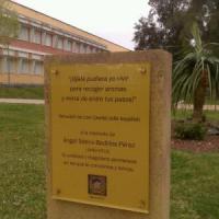 Rótulo cartel con rotulación Placa para La Universidad Pablo de Olavide Sevilla