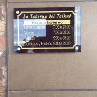 Rótulo cartel con rotulación La Taberna del Taikué, Entrenúcleos Dos Hermanas Sevilla