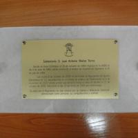 Rótulo cartel Placa latón bajo relieve + tinta, sobre placa metacrilato. REWE 32 El Copero Sevilla