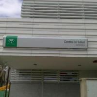 Rótulo corpóreo. Centro de salud Torreblanca Sevilla. Mobiliario rótulo homologado Junta de Andalucía