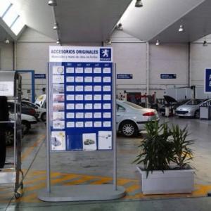 Rótulo expositor Peugeot Dos Hermanas Sevilla