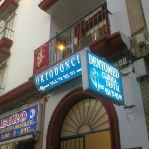 Rótulo luminoso Banderola. Dentomed Clínica Dos Hermanas Sevilla
