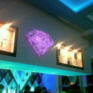 Rótulo luminoso corpóreo. Diamante en metacrilato y led RGB, para Diamond Café Dos Hermanas Sevilla