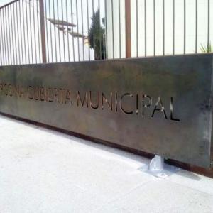 Rótulo luminoso corpóreo. Piscina cubierta Municipal de Constantina Sevilla Junta de Andalucía