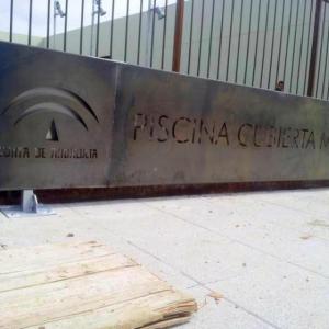 Rótulo luminoso corpóreo. Piscina cubierta Municipal de Constantina Sevilla Junta de Andalucía