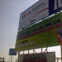 Valla publicitaria o cartelera, así como cartel de obra  panelable y rotulada con vinilo. Autocobra Sevilla