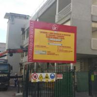 Valla publicitaria o cartelera, así como cartel de obra  panelable y rotulada con vinilo. Campus Ramón y Cajal, Turismo y finanzas de la Universidad de Sevilla