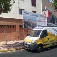 Valla publicitaria o cartelera, así como cartel de obra  panelable y rotulada con vinilo: Dos Hermanas Sevilla