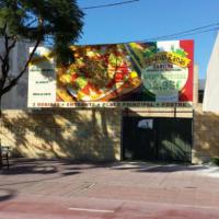 Valla publicitaria o cartelera, así como cartel de obra  panelable y rotulada con vinilo. Iguanas Ranas Sevilla