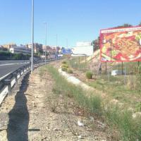 Valla publicitaria o cartelera, así como cartel de obra  panelable y rotulada con vinilo. Iguanas Ranas Sevilla