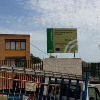 Valla publicitaria o cartelera, así como cartel de obra  panelable y rotulada con vinilo. Obras de adecuación en el C.E.I.P. Virgen de García en el Ronquillo Sevilla