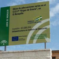 Valla publicitaria o cartelera, así como cartel de obra  panelable y rotulada con vinilo. Obras de adecuación en el C.E.I.P. Virgen de García en el Ronquillo Sevilla