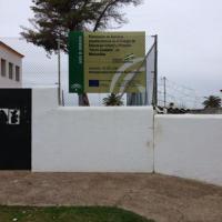 Valla publicitaria o cartelera, así como cartel de obra  panelable y rotulada con vinilo. Obras para la eliminación de barreras arquitectónicas del Colegio Cerro Guadaña, en Marismillas Sevilla