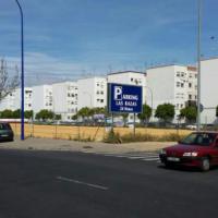 Valla publicitaria o cartelera, así como cartel de obra  panelable y rotulada con vinilo. Parking Las Razas, Sevilla