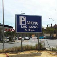 Valla publicitaria o cartelera, así como cartel de obra  panelable y rotulada con vinilo. Parking Las Razas, Sevilla
