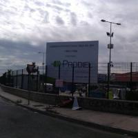 Valla publicitaria o cartelera, así como cartel de obra  panelable y rotulada con vinilo. Prodiel, Parque Comercial Vega del Rey