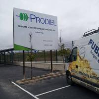 Valla publicitaria o cartelera, así como cartel de obra  panelable y rotulada con vinilo. Prodiel, Parque Comercial Vega del Rey