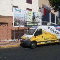 Valla publicitaria o cartelera, así como cartel de obra  panelable y rotulada con vinilo. Promoción inmobiliaria Dos Hermanas Sevilla