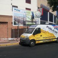 Valla publicitaria o cartelera, así como cartel de obra  panelable y rotulada con vinilo. Rent-Renting, Dos Hermanas Sevilla