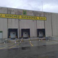Valla publicitaria o cartelera, así como cartel de obra  panelable y rotulada con vinilo. FJ Sánchez Fábrica de Cabra Córdoba
