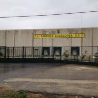 Valla publicitaria o cartelera, así como cartel de obra  panelable y rotulada con vinilo. Fj Sánchez, La Pedriza Cabra Córdoba
