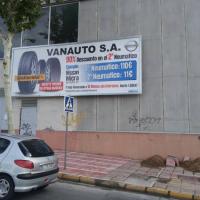 Valla publicitaria o cartelera, así como cartel de obra  panelable y rotulada con vinilo. Valla 8x3 Nissan Vanauto Dos Hermanas Sevilla 