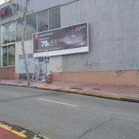 Valla publicitaria o cartelera, así como cartel de obra  panelable y rotulada con vinilo. Valla 8x3 Nissan Vanauto Dos Hermanas Sevilla 