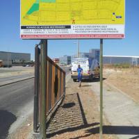 Valla publicitaria o cartelera, así como cartel de obra  panelable y rotulada con vinilo. Vallas con planos polígono de la Isla, Dos Hermanas Sevilla