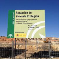 Valla publicitaria o cartelera, así como cartel de obra  panelable y rotulada con vinilo. Viviendas protegidas Dos Hermanas 