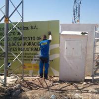 Valla publicitaria o cartelera, así como cartel de obra  panelable y rotulada con vinilo.