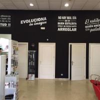 Rotulación de fotomural en vinilos en Peluquería Spazen, Dos Hermanas Sevilla.