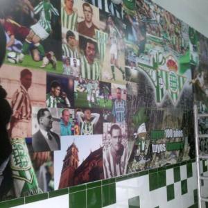 Rotulación de fotomural en vinilos en Peña Bética en Triana Sevilla. Trabajos para Cacelia.